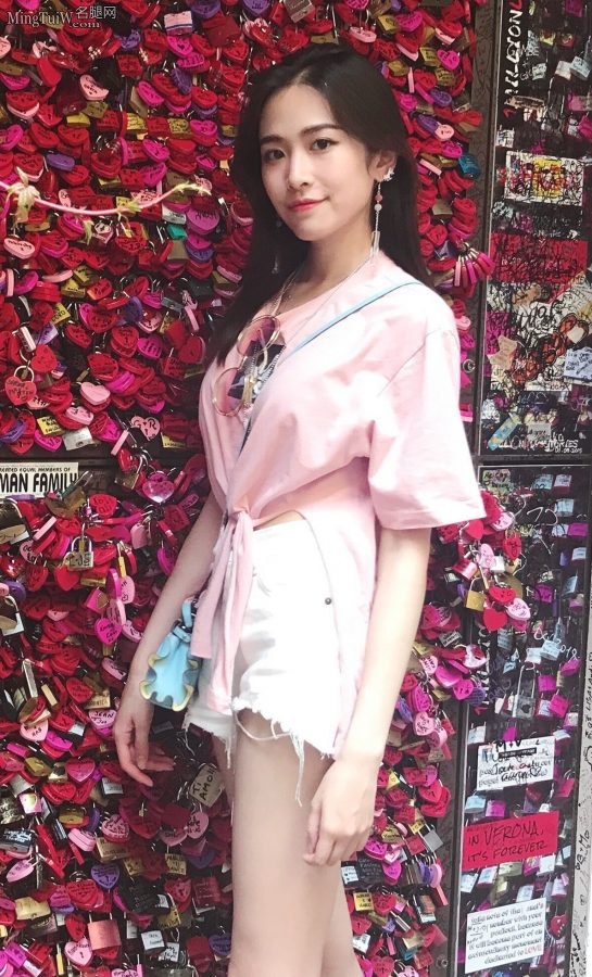 Chongqing girl Liu Meitong shows off her long legs in shorts while traveling(2/3)