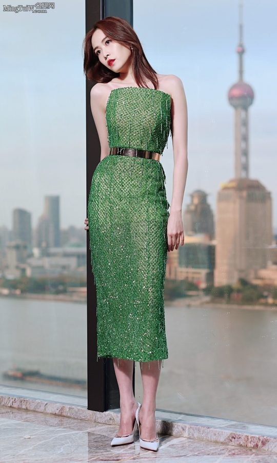 长身美女刘美彤脚踩尖头高跟鞋现身galia lahav婚纱品牌活动(5/8)