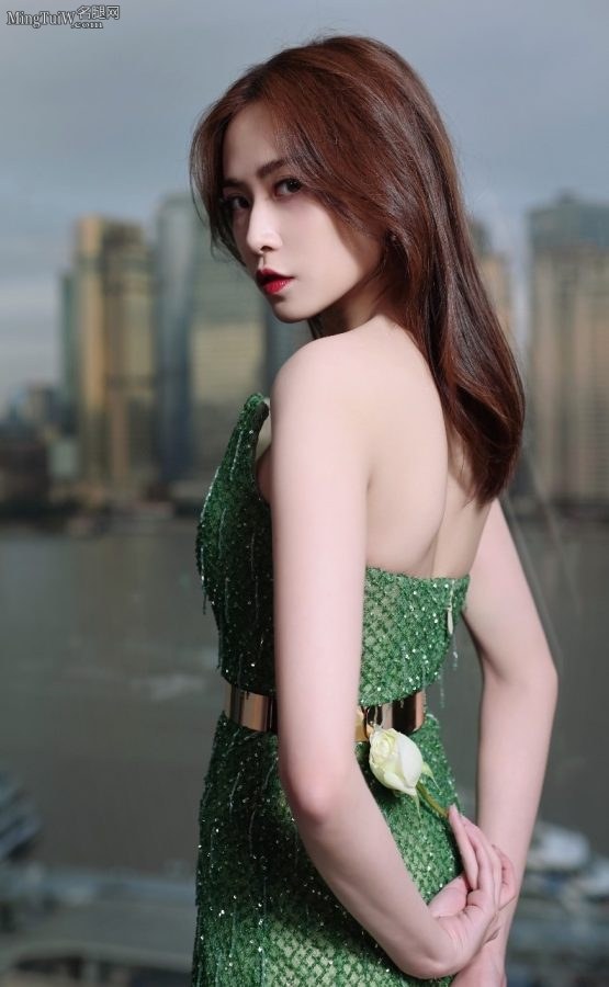 Long beauty Liu Meitong appeared in galia lahav wedding dress brand event wearing pointed high heels(6/8)