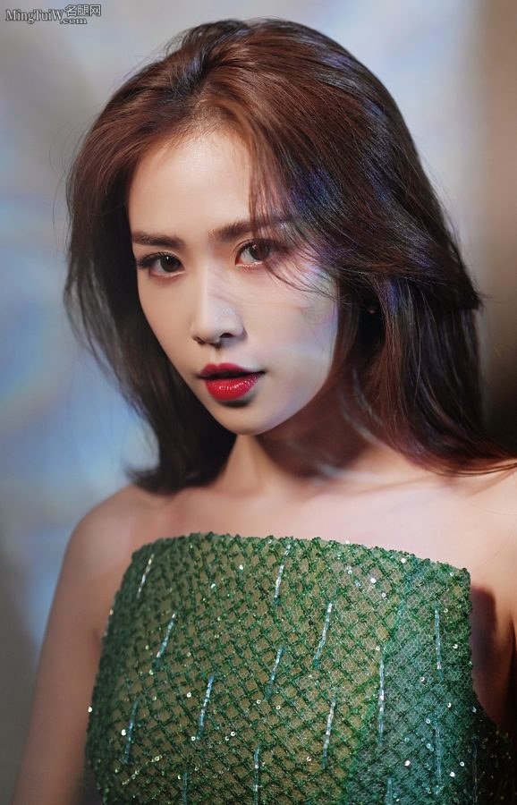 长身美女刘美彤脚踩尖头高跟鞋现身galia lahav婚纱品牌活动(8/8)