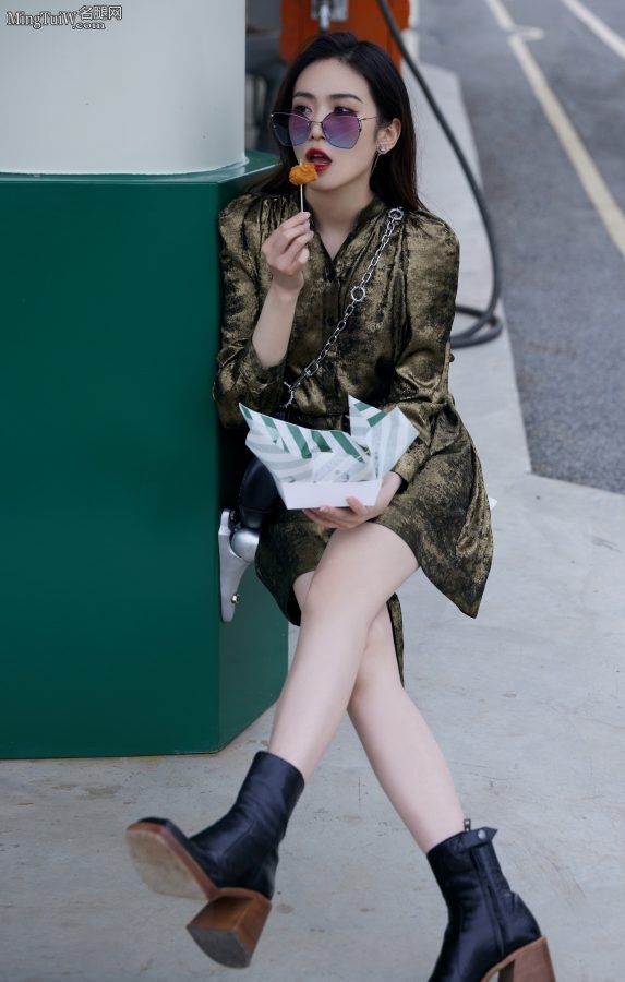 刘美彤潮美街拍纤细的白腿(4/6)
