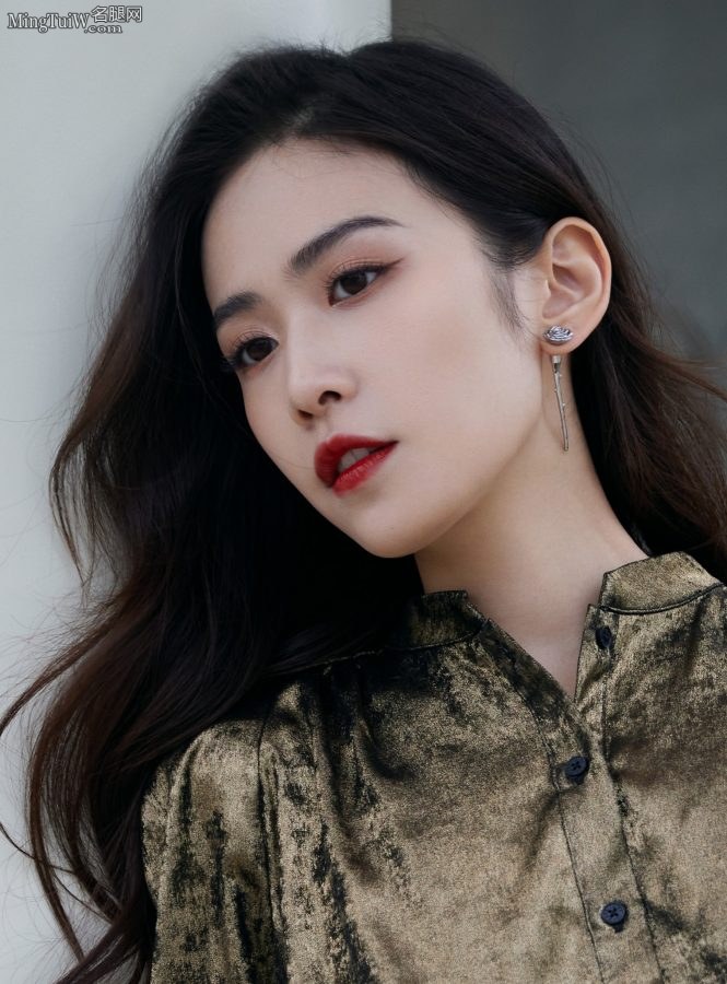 刘美彤潮美街拍纤细的白腿(5/6)