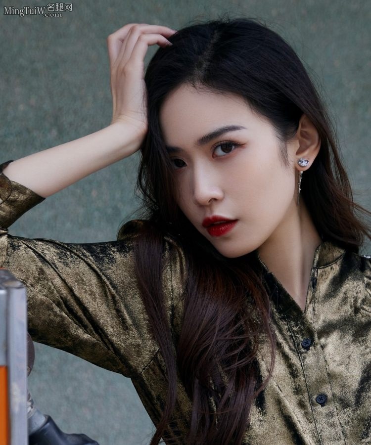 刘美彤潮美街拍纤细的白腿(6/6)