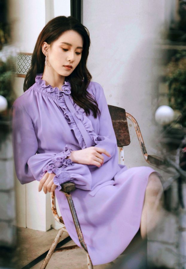 Liu Shishi sits with her legs crossed and her temperament is quiet and dignified(2/2)
