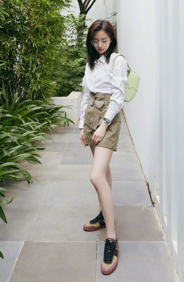 眼镜美女刘诗诗美腿纤细(1/2)