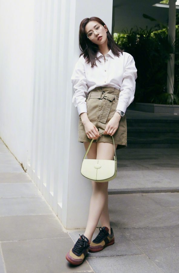 眼镜美女刘诗诗美腿纤细(2/2)