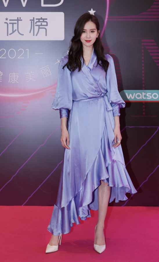 女明星刘诗诗穿蓝裙配白色尖头高跟出席活动气质静谧优雅（第2张/共8张）