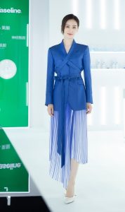 刘诗诗脚穿白色尖头高跟代言活动气质优雅纯净