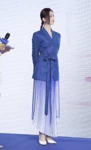 刘诗诗脚穿白色尖头高跟代言活动气质优雅纯净