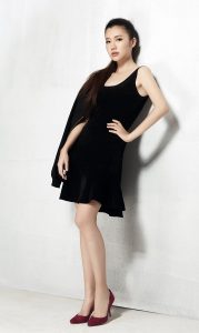 主持人刘语熙黑裙紫高跟美腿写真