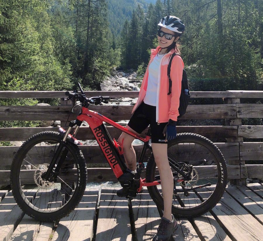 Liu Yuxi looks good on her thin legs while wearing a mountain bike(2/3)