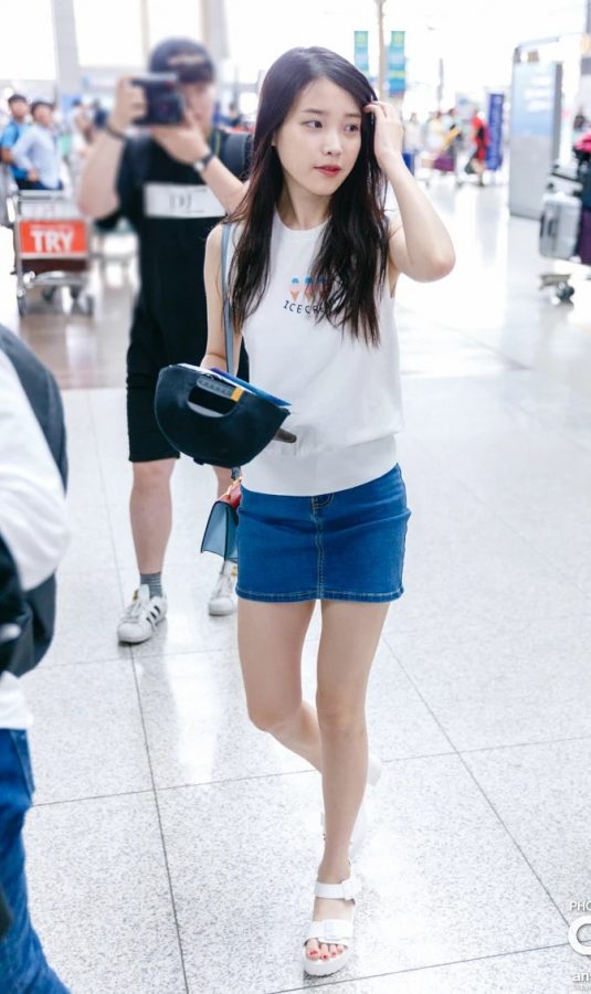 李知恩牛仔短裙白皙美腿现身机场(13/33)