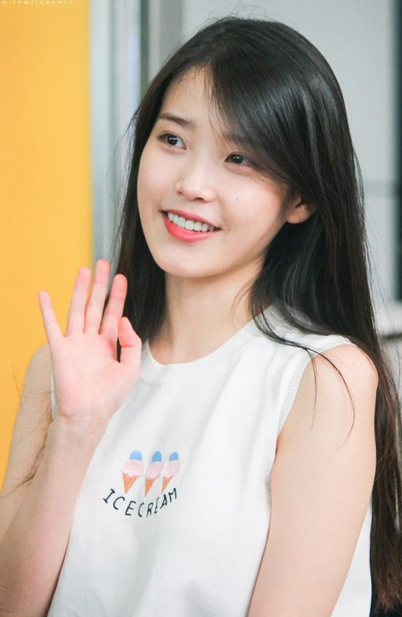 李知恩牛仔短裙白皙美腿现身机场(17/33)