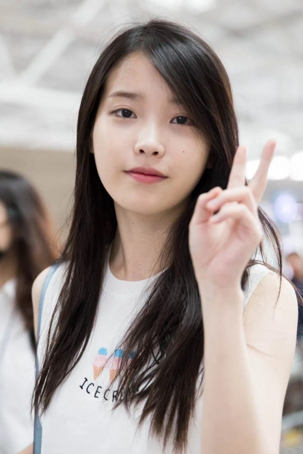 李知恩牛仔短裙白皙美腿现身机场(22/33)