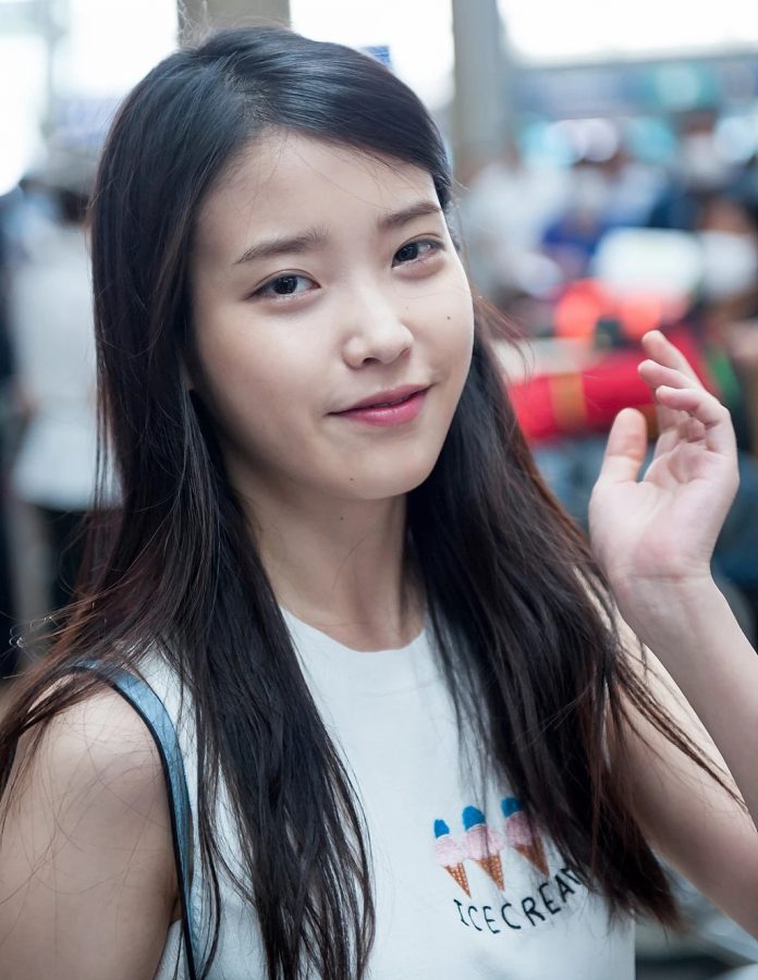 李知恩牛仔短裙白皙美腿现身机场(26/33)
