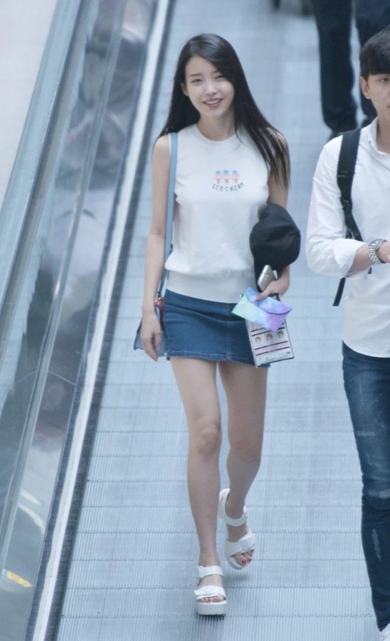 李知恩牛仔短裙白皙美腿现身机场(32/33)
