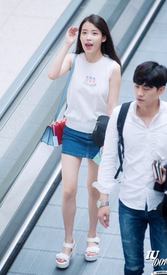 李知恩牛仔短裙白皙美腿现身机场(7/33)