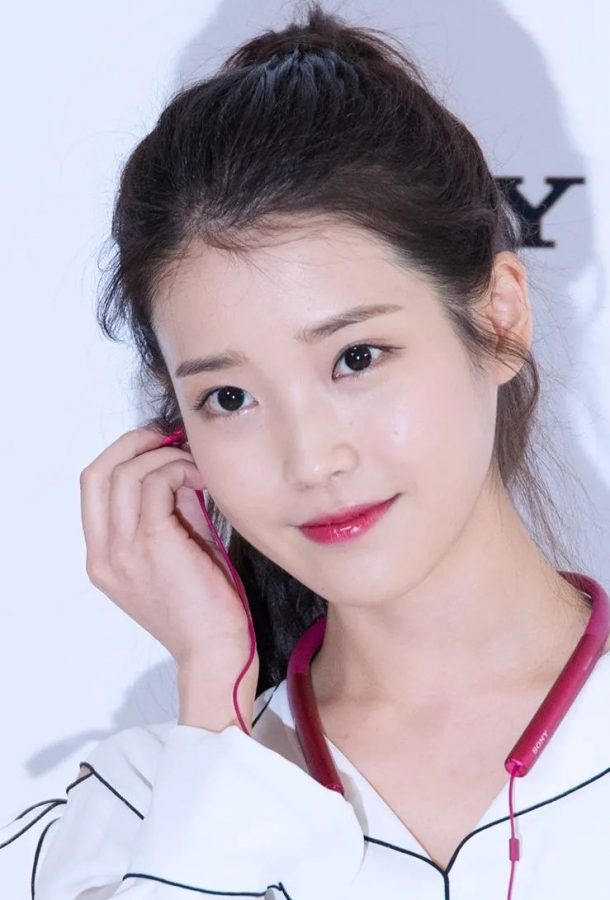 清纯甜美的美女歌手李知恩穿浅蓝色牛仔裤踩高跟(10/15)