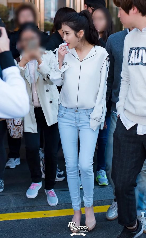 清纯甜美的美女歌手李知恩穿浅蓝色牛仔裤踩高跟(14/15)