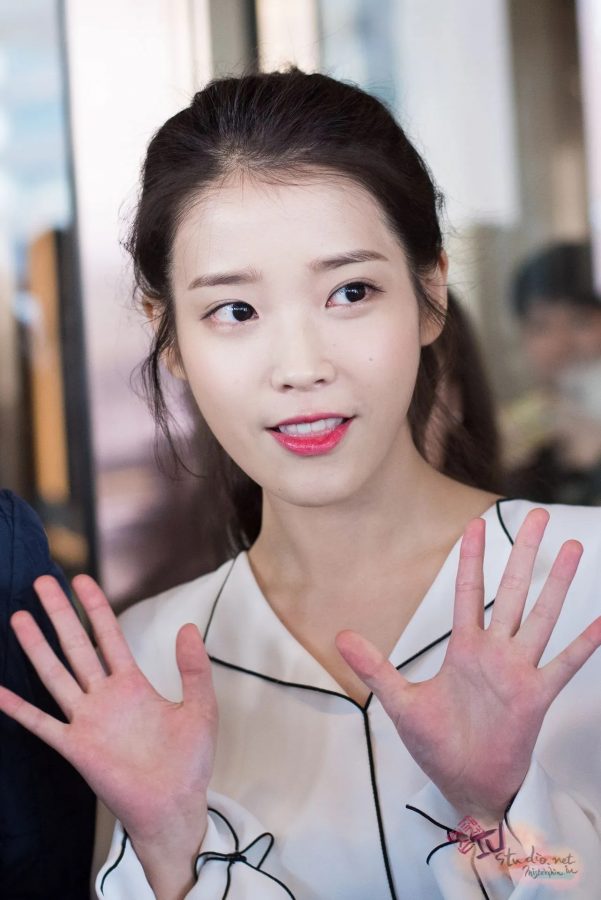 清纯甜美的美女歌手李知恩穿浅蓝色牛仔裤踩高跟(15/15)