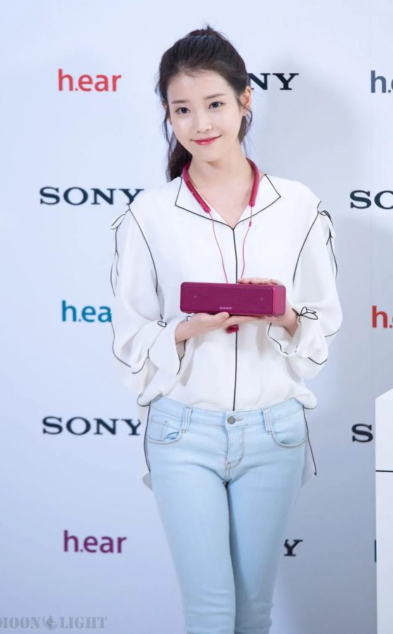 清纯甜美的美女歌手李知恩穿浅蓝色牛仔裤踩高跟（第8张/共15张）