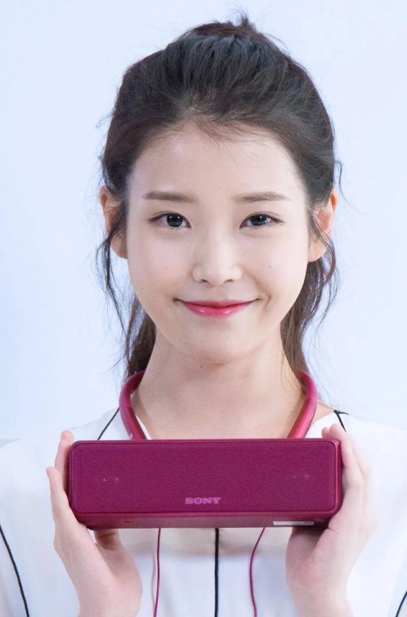 清纯甜美的美女歌手李知恩穿浅蓝色牛仔裤踩高跟(9/15)