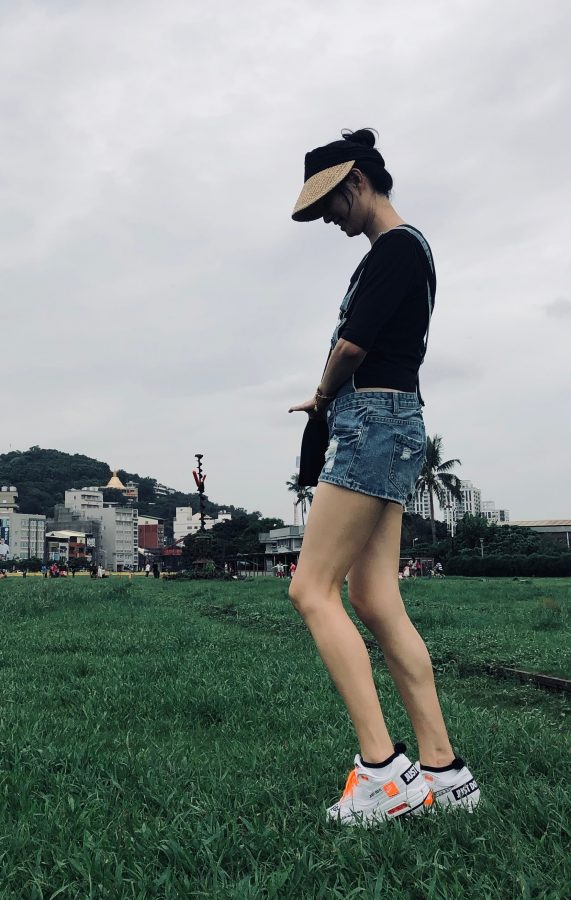 倪虹洁外出喜欢穿蓝色牛仔热裤秀美大腿(2/7)
