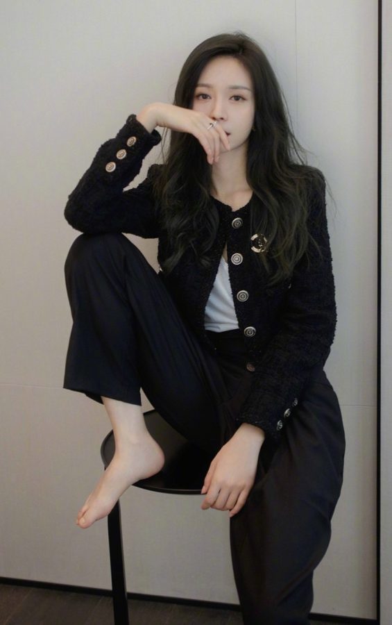 沈梦辰坐在椅子上不穿鞋让你欣赏她可爱的脚丫(5/5)