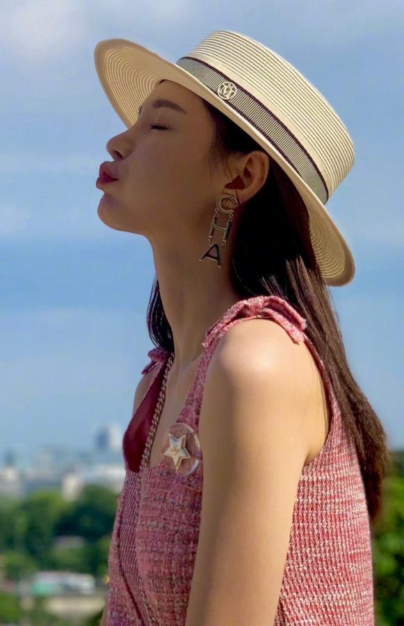 沈梦辰旅行照片穿粉色短裙秀白皙少女腿(3/3)