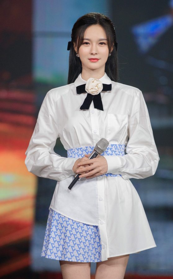 Shen Mengchen has long legs and beautiful feet wearing sexy strappy high heels(2/9)