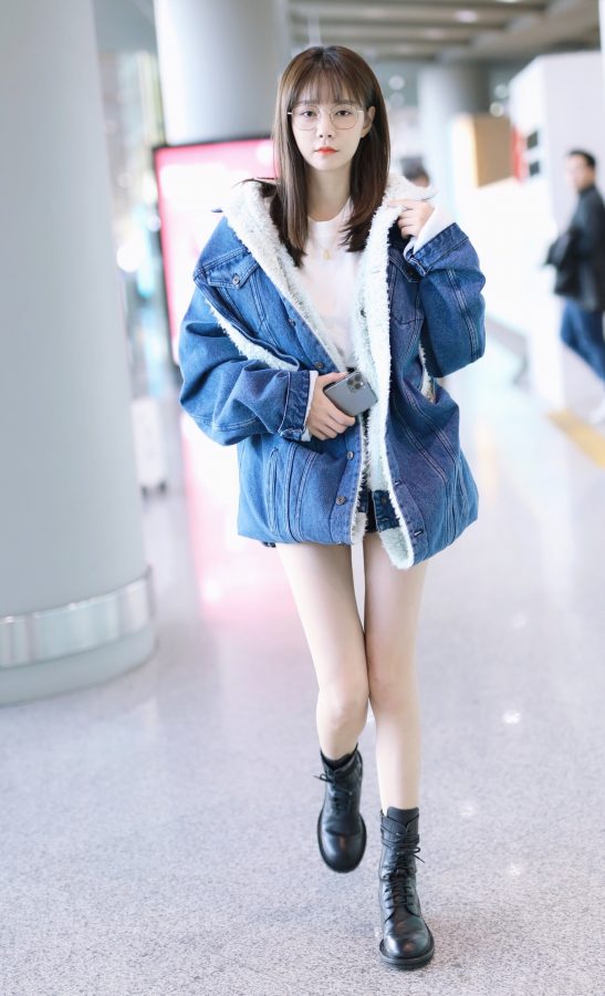 Street shot of Shen Mengchen's white comic legs(1/3)