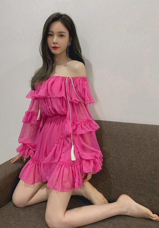 Female anchor Shen Mengchen kneeling with beautiful legs and beautiful feet(1/5)