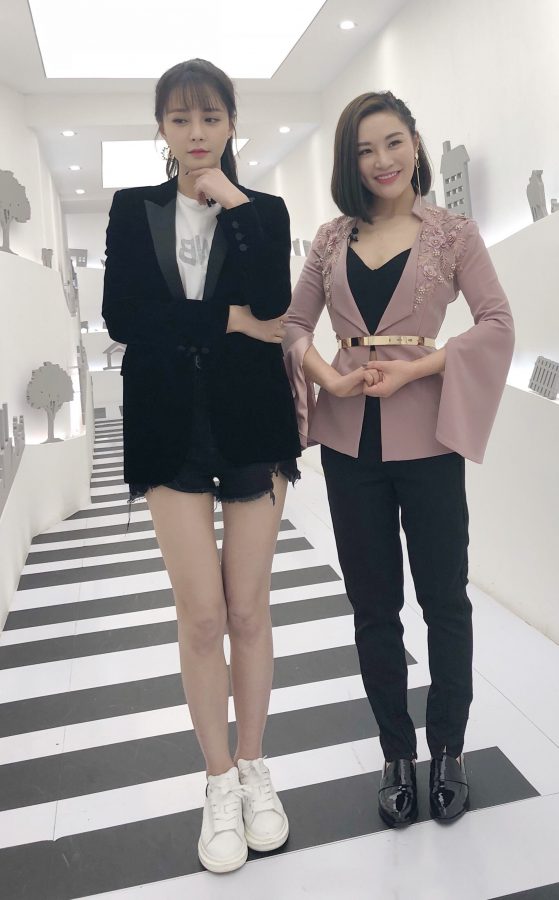 美女主持人沈梦辰牛仔短裤美腿无赘肉(1/6)