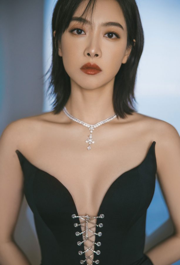 宋茜身着深V低胸修身晚礼服展示动人曲线(1/6)