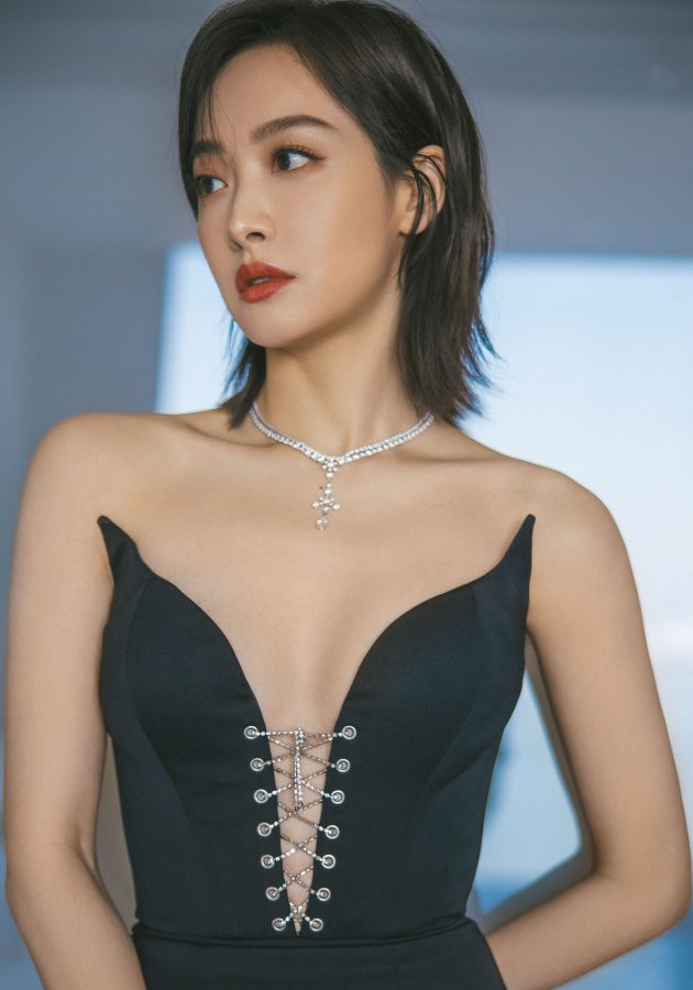 宋茜身着深V低胸修身晚礼服展示动人曲线(2/6)