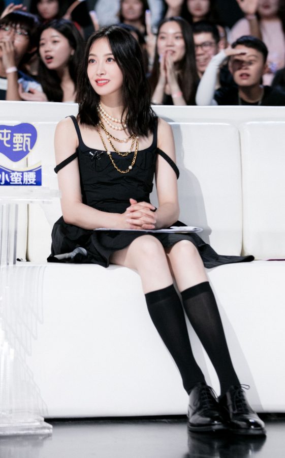 Song Qian wore black pantyhose to record "Creation Camp 2020"(5/8)