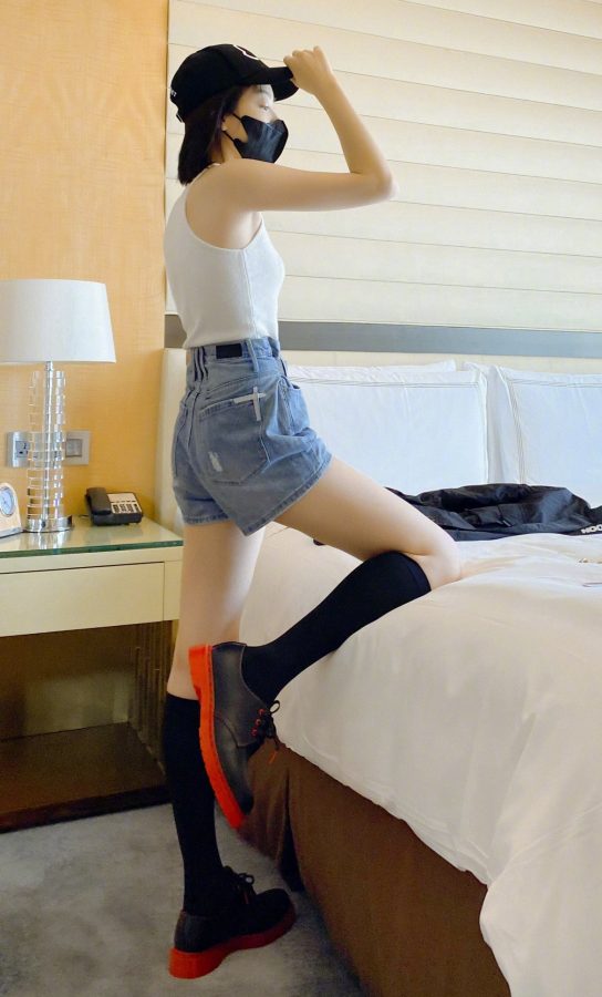 宋茜在酒店的床上展示她那神仙腿（第5张/共9张）