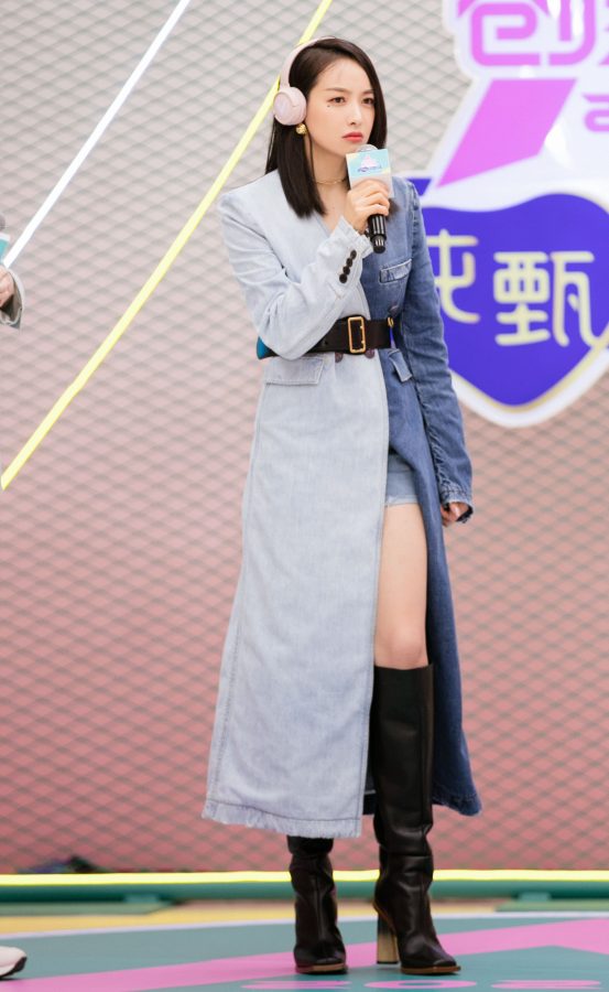 Song Qian looks slim and tall in a slit skirt and long leather boots(11/13)