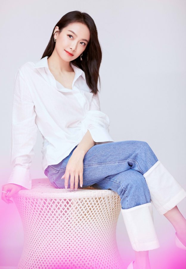 Song Qian wears jeans with white stilettos and beautiful insteps(2/6)