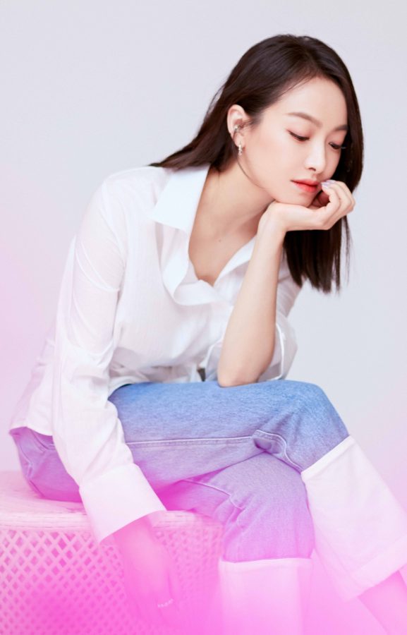 宋茜穿牛仔裤配白色细高跟美脚背(3/6)
