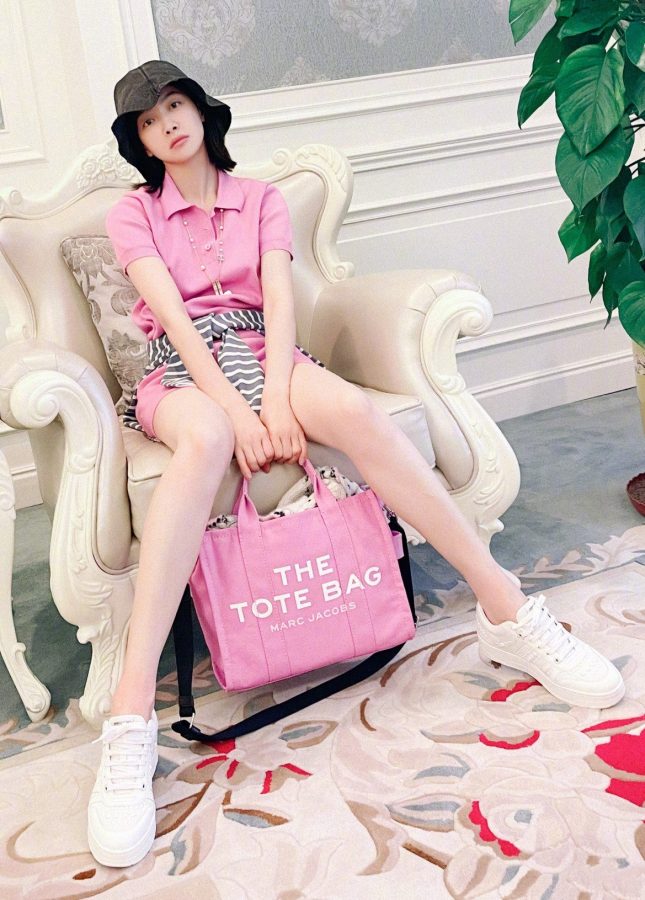 Song Qian's smooth and beautiful legs squatting on the carpet gave me a pink memory(3/6)