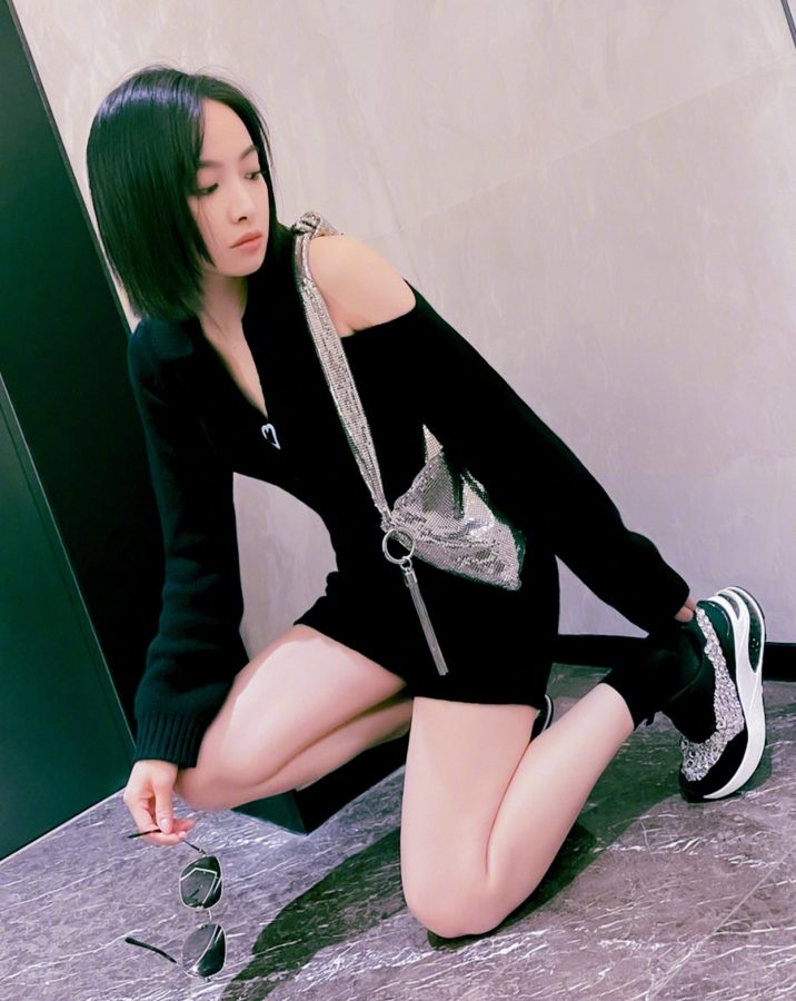 小姐姐宋茜穿连体衣展示完美的玉腿(1/4)