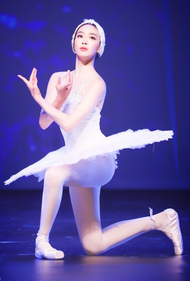 《我们来了》宋茜天鹅湖芭蕾舞白色丝袜长腿（第3张/共5张）