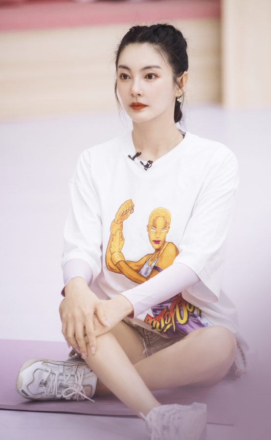 Zhang Yuqi's beautiful thighs in shorts practicing dance photos(2/3)