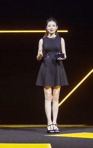 宋紫薇美腿穿凉鞋发布iQOO Neo手机