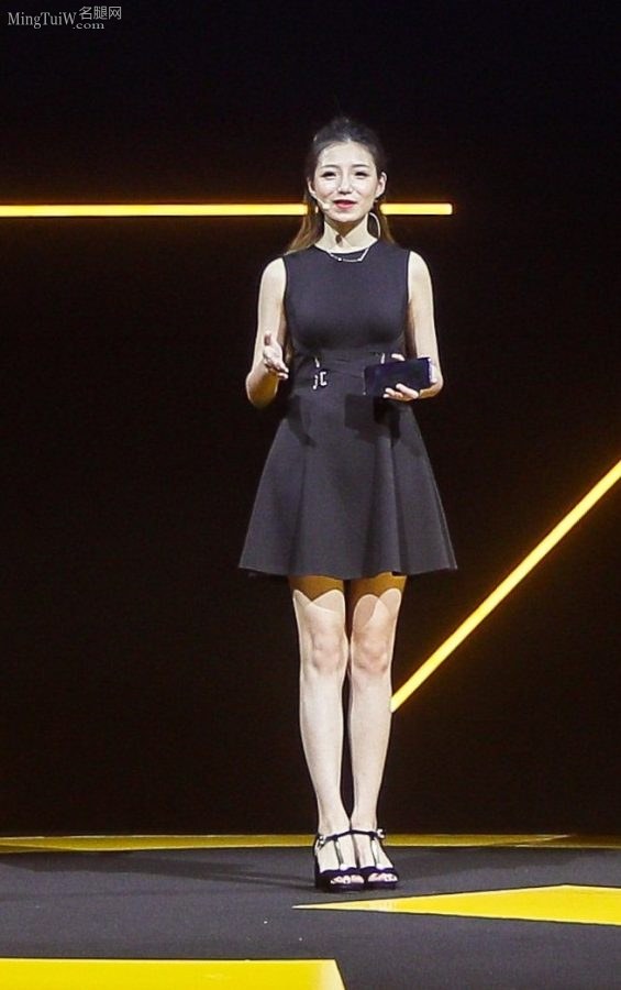 宋紫薇美腿穿凉鞋发布iQOO Neo手机（第3张/共6张）