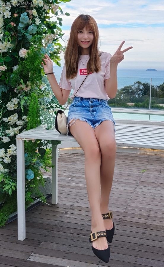 宋紫薇蓝色牛仔热裤美长腿绝了(1/3)