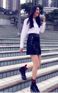 唐诗咏穿小皮裙展示白皙美腿清新外拍