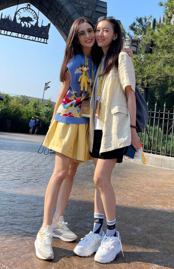 佟丽娅和闺蜜们一起游玩环球影城腿真好看(1/11)