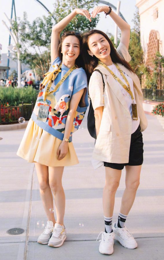 佟丽娅和闺蜜们一起游玩环球影城腿真好看（第2张/共11张）